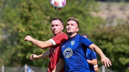 Jesingens Zweite (in blau) war beim 4:2-Heimsieg gegen Linsenhofen die spielbestimmende Mannschaft. Foto: Markus Brändli