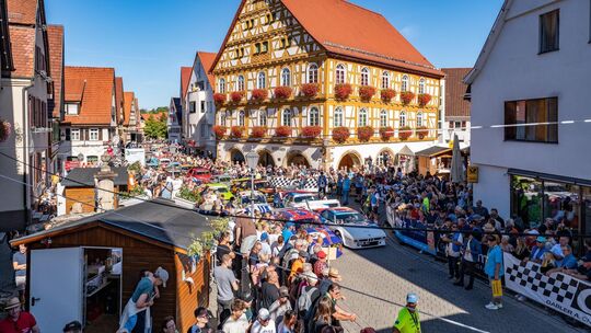 Tausende Zuschauer jubelten am Sonntag den 120 Oldtimern zu, die zunächst durch Neuffen rollten. Foto: Ralf Just Tausende Zuschauer jubelten am Sonntag den 120 Oldtimern zu, die zunächst durch Neuffen rollten. Foto: Ralf Just