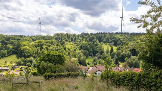 Die Bewohner von Baiereck leiden unter den Brummtönen der Windräder. Die Rotoren werden nachts abgeschaltet, aber sehr störend s Die Bewohner von Baiereck leiden unter den Brummtönen der Windräder. Die Rotoren werden nachts abgeschaltet, aber sehr störend s