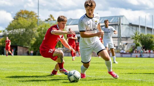 Simon Gorr und die TSV Oberensingen (links) sind mit zehn Punkten vorne dabei. Foto: Ralf Just