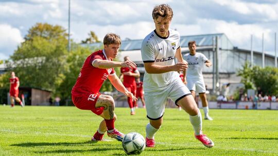 Simon Gorr und die TSV Oberensingen (links) sind mit zehn Punkten vorne dabei. Foto: Ralf Just Simon Gorr und die TSV Oberensingen (links) sind mit zehn Punkten vorne dabei. Foto: Ralf Just