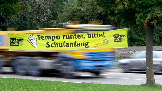 Noch sind Ferien, aber die Schilder der Deutschen Verkehrswacht weisen schon an vielen Stellen auf den Schulbeginn hin. Archivfo