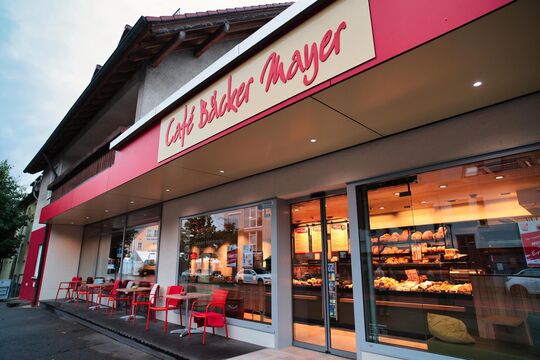 Frischer Auftritt für Café Bäcker Mayer in der Paradiesstraße.