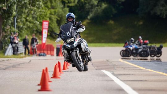 Kurven sind laut ADAC Württemberg für Motorradfahrende ein Risiko. Der Club empfiehlt deshalb, eine vollständige Schutzkleidung Kurven sind laut ADAC Württemberg für Motorradfahrende ein Risiko. Der Club empfiehlt deshalb, eine vollständige Schutzkleidung