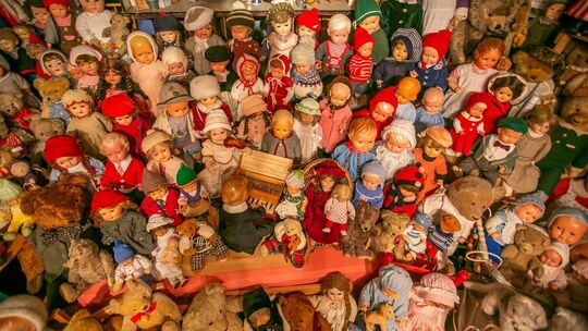 Puppen, Bären, Kinderstuben, Spielzeug: Uschi Schulz hat fast ebenso viele Geschichten über ihre Sammlung wie Exponate auf Lager