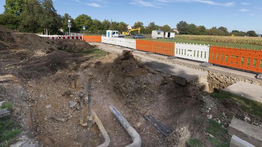 Gleich zwei Baustellen gibt es bei der Unterführung in Dettingen: Die Leitungsarbeiten direkt am Fuß- und Radweg schmälern die V Gleich zwei Baustellen gibt es bei der Unterführung in Dettingen: Die Leitungsarbeiten direkt am Fuß- und Radweg schmälern die V
