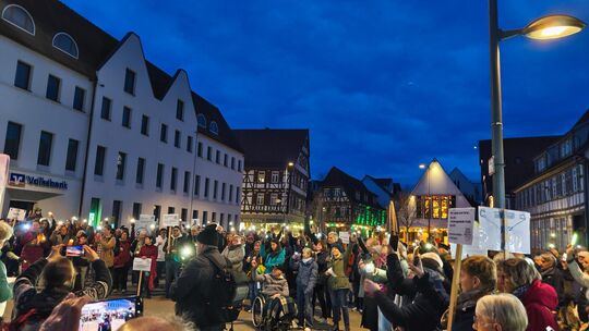 Lichter für die Demokratie: Zu dieser Veranstaltung haben im Februar 2026 das Bündnis für Demokratie und Menschenrechte und die