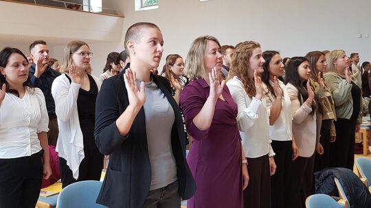Die künftigen Lehrerinnen und Lehrer bei ihrer Vereidigung in der Dettinger Schloßberghalle. Foto: Iris Häfner