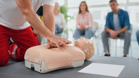 Besonders bei einem Herz-Kreislauf-Stillstand ist ein schnelles Handeln lebensnotwendig. Wie die Wiederbelebung richtig funktio