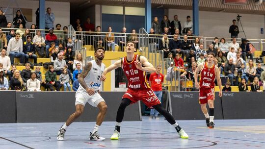Christoph Philipps (Mitte) verstärkt die Kirchheimer Zweitliga-Basketballer. Foto: Eibner-Pressefoto/Davide Di Giovanni