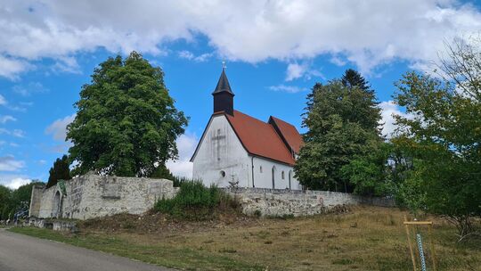 Nur die Stephanuskirche und das Schulhaus von Gruorn blieben bestehen, der Rest des Dorfes wurde ausgelöscht. Foto: Stephanie Re