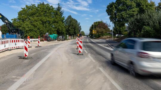 Die Owener Ortsdurchfahrt muss noch bis Ende November einseitig gesperrt bleiben. Foto: Carsten Riedl Die Owener Ortsdurchfahrt muss noch bis Ende November einseitig gesperrt bleiben. Foto: Carsten Riedl