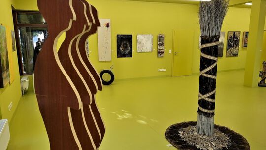 „Schmale Schwestern“ hat Judith Wenzelmann ihre Arbeit genannt (links). Die Silhouetten hat sie aus dem elterlichen Schlafzimmer