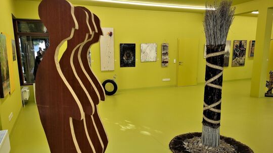 „Schmale Schwestern“ hat Judith Wenzelmann ihre Arbeit genannt (links). Die Silhouetten hat sie aus dem elterlichen Schlafzimmer „Schmale Schwestern“ hat Judith Wenzelmann ihre Arbeit genannt (links). Die Silhouetten hat sie aus dem elterlichen Schlafzimmer