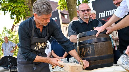 Gekonnt ist gekonnt: Mit nur zwei gezielten Schlägen durch Bürgermeister Rainer Haußmann floss das Bier.