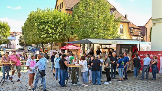 Bei bestem Wetter wurde das Straßenfest zum Treffpunkt.