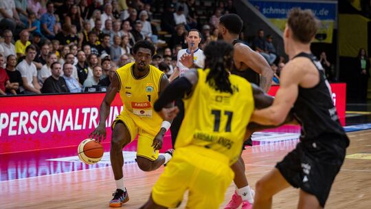 Philip Alston (am Ball) und die Kreisbau Knights haben sich im Pokal teuer verkauft. Foto: Nina Sander