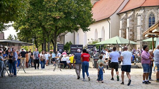 Schnell füllte sich nach dem offiziellen Festauftakt am Samstag das Festgelände rund um das Dettinger Rathaus und die Kirche. Fo Schnell füllte sich nach dem offiziellen Festauftakt am Samstag das Festgelände rund um das Dettinger Rathaus und die Kirche. Fo