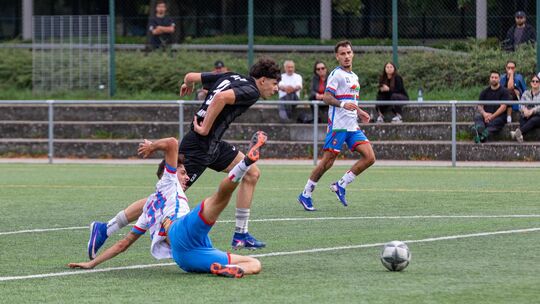 Klare Sache im Stadtderby: Christian Giacobbe vom AC Catania kann Gabriele Giacobbe mit dem Ball nur hinterherschauen. Foto: Mar Klare Sache im Stadtderby: Christian Giacobbe vom AC Catania kann Gabriele Giacobbe mit dem Ball nur hinterherschauen. Foto: Mar