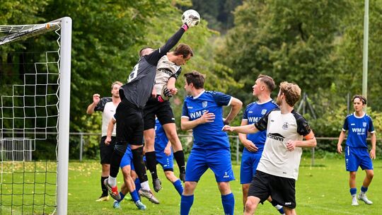 Klare Angelegenheit: Die SGM Lenninger Tal (grau) hat sich mit 4:1 gegen die SGEH II durchgesetzt. Foto: Markus Brändli