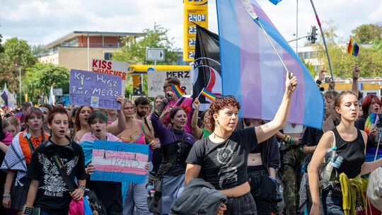 Rund 350 Menschen beteiligten sich an der CSD-Demo in Nürtingen. Fotos: Stefan Rosenfeld