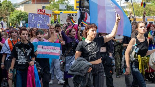 Rund 350 Menschen beteiligten sich an der CSD-Demo in Nürtingen. Fotos: Stefan Rosenfeld Rund 350 Menschen beteiligten sich an der CSD-Demo in Nürtingen. Fotos: Stefan Rosenfeld