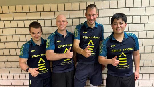 Daumen hoch beim VfL: Michael Roll, Simon Geßner, Patrick Strauch und Liang Qiu wollen durchstarten. Foto: pr