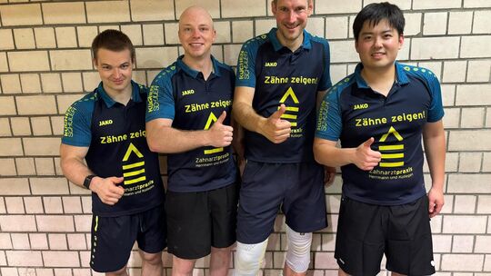 Daumen hoch beim VfL: Michael Roll, Simon Geßner, Patrick Strauch und Liang Qiu wollen durchstarten. Foto: pr