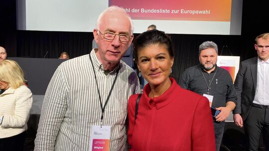 Der Kirchheimer Stadtrat Heinrich Brinker hat sich auf dem ersten BSW-Bundesparteitag gemeinsam mit der Parteigründerin und -vor