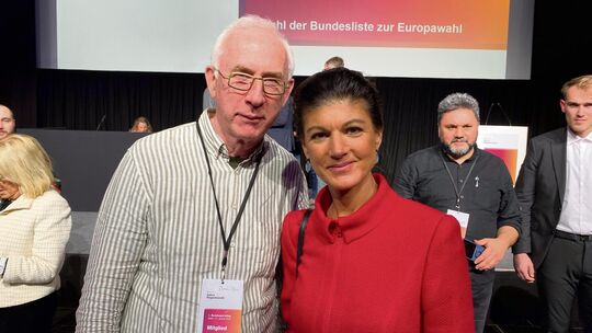 Der Kirchheimer Stadtrat Heinrich Brinker hat sich auf dem ersten BSW-Bundesparteitag gemeinsam mit der Parteigründerin und -vor
