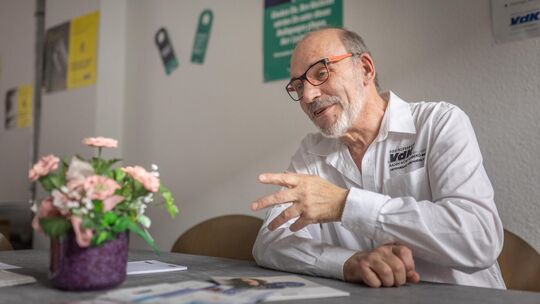 Karl Steinmann füllt sein Amt als Vorsitzender des VdK-Ortsverbands Kirchheim mit vollem Tatendrang aus. Er berät die Menschen a