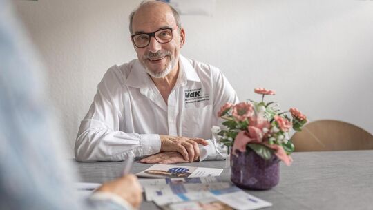 Karl Steinmann führt im Raum des VdK in Kirchheim seine Beratungsgespräche. Foto: Carsten Riedl