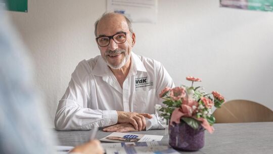 Karl Steinmann führt im Raum des VdK in Kirchheim seine Beratungsgespräche. Foto: Carsten Riedl