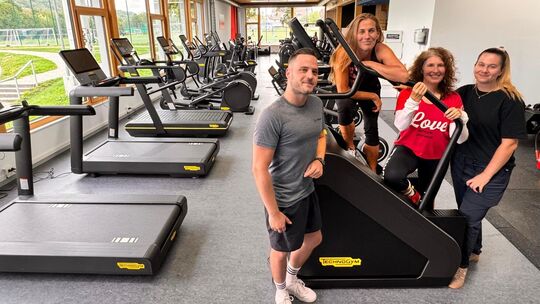Das Team mit SVZ-Leiter Patrick Keim, Ursl Cibis, zuständig für die Trainingsfläche, Mareike Neuffer, verantwortlich für das Kur Das Team mit SVZ-Leiter Patrick Keim, Ursl Cibis, zuständig für die Trainingsfläche, Mareike Neuffer, verantwortlich für das Kur
