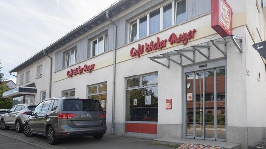 Noch ist der Schriftzug der Bäckerei-Kette an der Fassade an der Kirchheimer Straße zu sehen. Foto: Carsten Rield