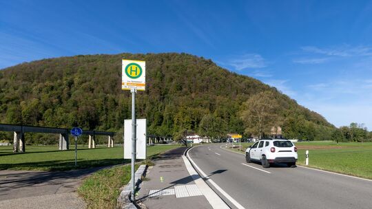 In Verlängerung der Bushaltestellen an der B 465 hat das Regierungspräsidium Gehwege bauen lassen, um die Verkehrssicherheit der In Verlängerung der Bushaltestellen an der B 465 hat das Regierungspräsidium Gehwege bauen lassen, um die Verkehrssicherheit der