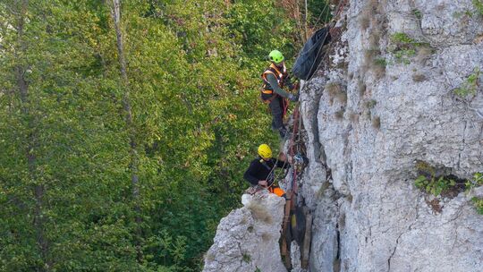 Diese Felsnadel unterhalb des Reußensteins ist Geschichte. Arbeiter bringen Felsen gezielt zum Absturz. Für die darunterliegende Diese Felsnadel unterhalb des Reußensteins ist Geschichte. Arbeiter bringen Felsen gezielt zum Absturz. Für die darunterliegende