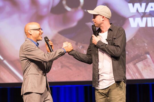 Sommer-Lossprechungsfeier 2026 - von links der Moderator Rafael Treite und Johann Theisen, Comedy-Freestyle-Rapper