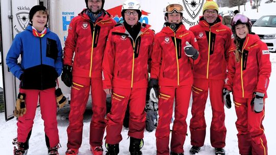 Ein Teil des Lehrteams aus der lizenzierten DSV-Skischule des SLA beim Skikurs auf der Alb im Januar. Foto: SLA