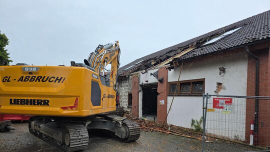 Der Abrissbagger ist angerollt. Das Mega-Gebäude soll in den nächsten Wochen dem Erdboden gleichgemacht werden. Auf dem Gelände