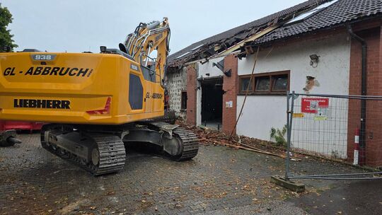 Der Abrissbagger ist angerollt. Das Mega-Gebäude soll in den nächsten Wochen dem Erdboden gleichgemacht werden. Auf dem Gelände Der Abrissbagger ist angerollt. Das Mega-Gebäude soll in den nächsten Wochen dem Erdboden gleichgemacht werden. Auf dem Gelände