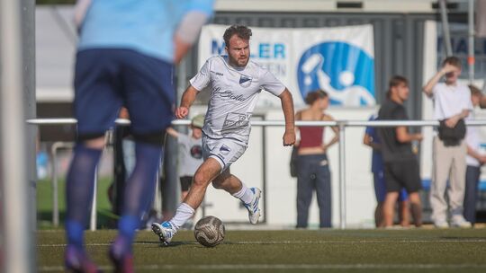 Der TSV Schlierbach um Fabio Santini will die Heimserie des FC Kirchheim stoppen. Foto: Carsten Riedl