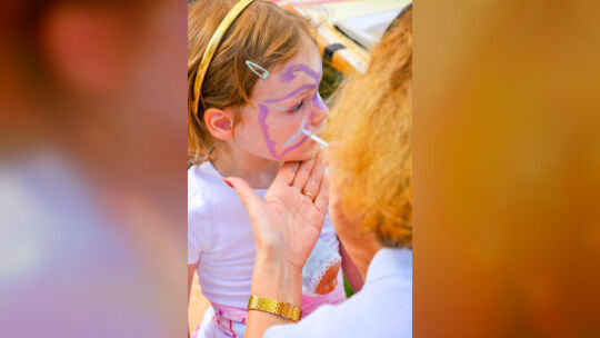 Auch das Kinderschminken gehört wieder dazu. Foto: Adobe Stock Auch das Kinderschminken gehört wieder dazu. Foto: Adobe Stock