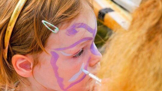 Auch das Kinderschminken gehört wieder dazu. Foto: Adobe Stock