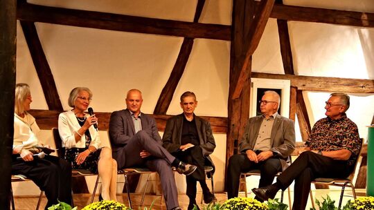 Eine Talkrunde stand beim Festakt zum 25-jährigen Bestehen der Zehntscheuer Nabern auf dem Programm. Foto: Florian Stegmaier Eine Talkrunde stand beim Festakt zum 25-jährigen Bestehen der Zehntscheuer Nabern auf dem Programm. Foto: Florian Stegmaier