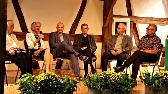 Eine Talkrunde stand beim Festakt zum 25-jährigen Bestehen der Zehntscheuer Nabern auf dem Programm.  Foto: Florian Stegmaier