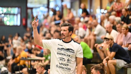 Sah trotz der Auftaktpleite Positives: HSG-Trainer Konstantin Glöckler. Foto: Markus Brändli