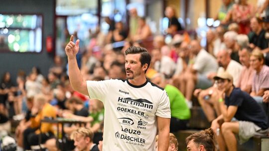 Sah trotz der Auftaktpleite Positives: HSG-Trainer Konstantin Glöckler. Foto: Markus Brändli