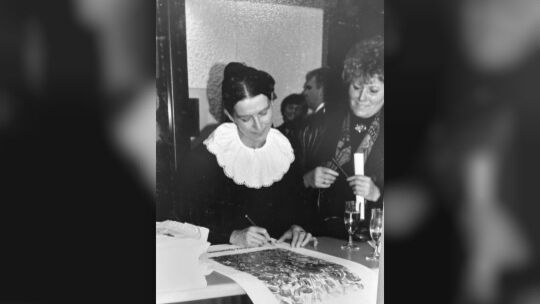 Vera Stütz-Neumann beim Signieren (undatierte Aufnahme aus dem Teckboten-Archiv).