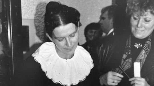 Vera Stütz-Neumann beim Signieren (undatierte Aufnahme aus dem Teckboten-Archiv). Vera Stütz-Neumann beim Signieren (undatierte Aufnahme aus dem Teckboten-Archiv).
